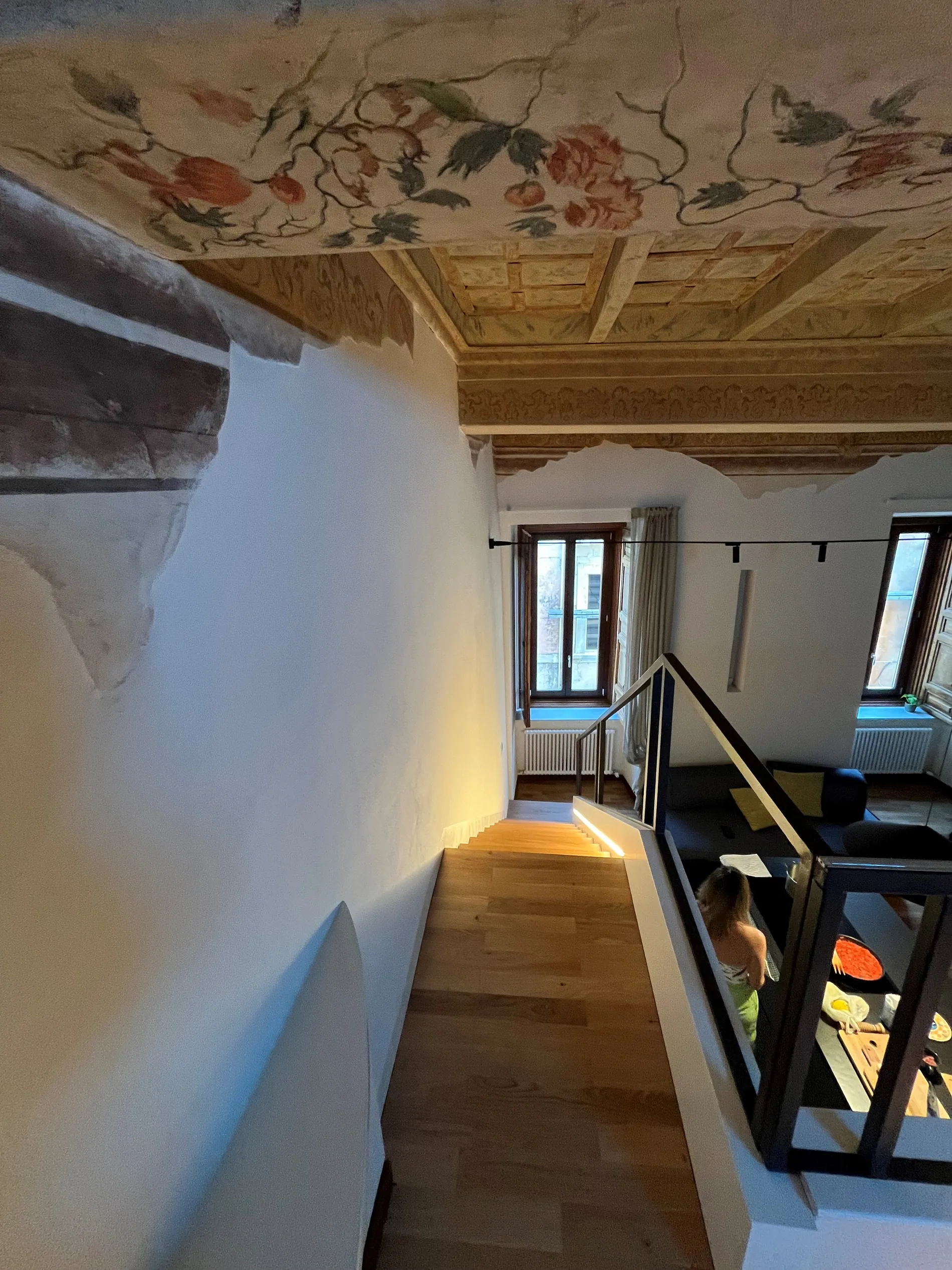La scala e il soffitto dipinto a fiori