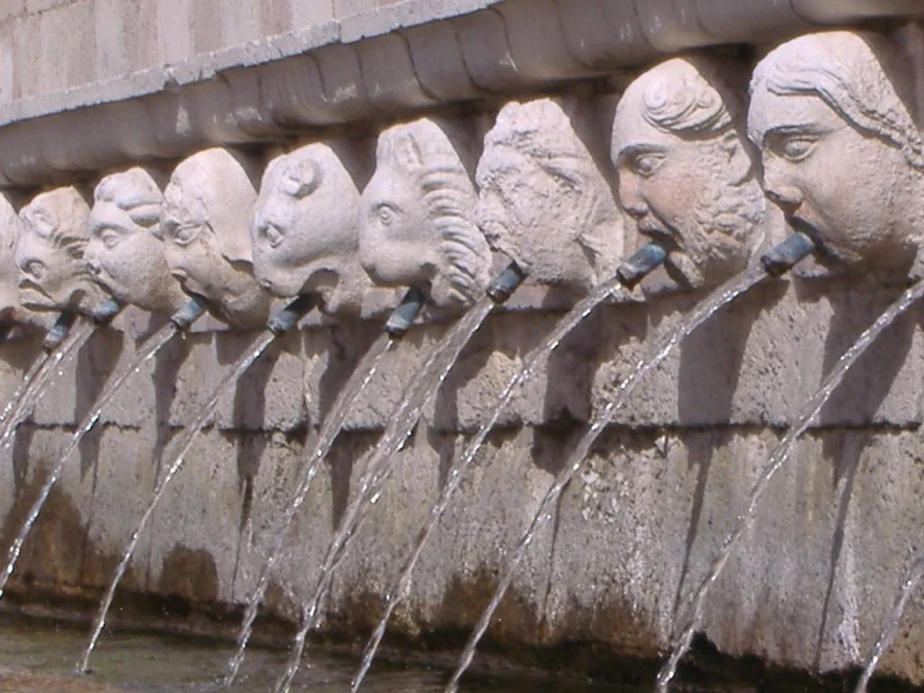 I mascheroni della Fontana delle 99 Cannelle