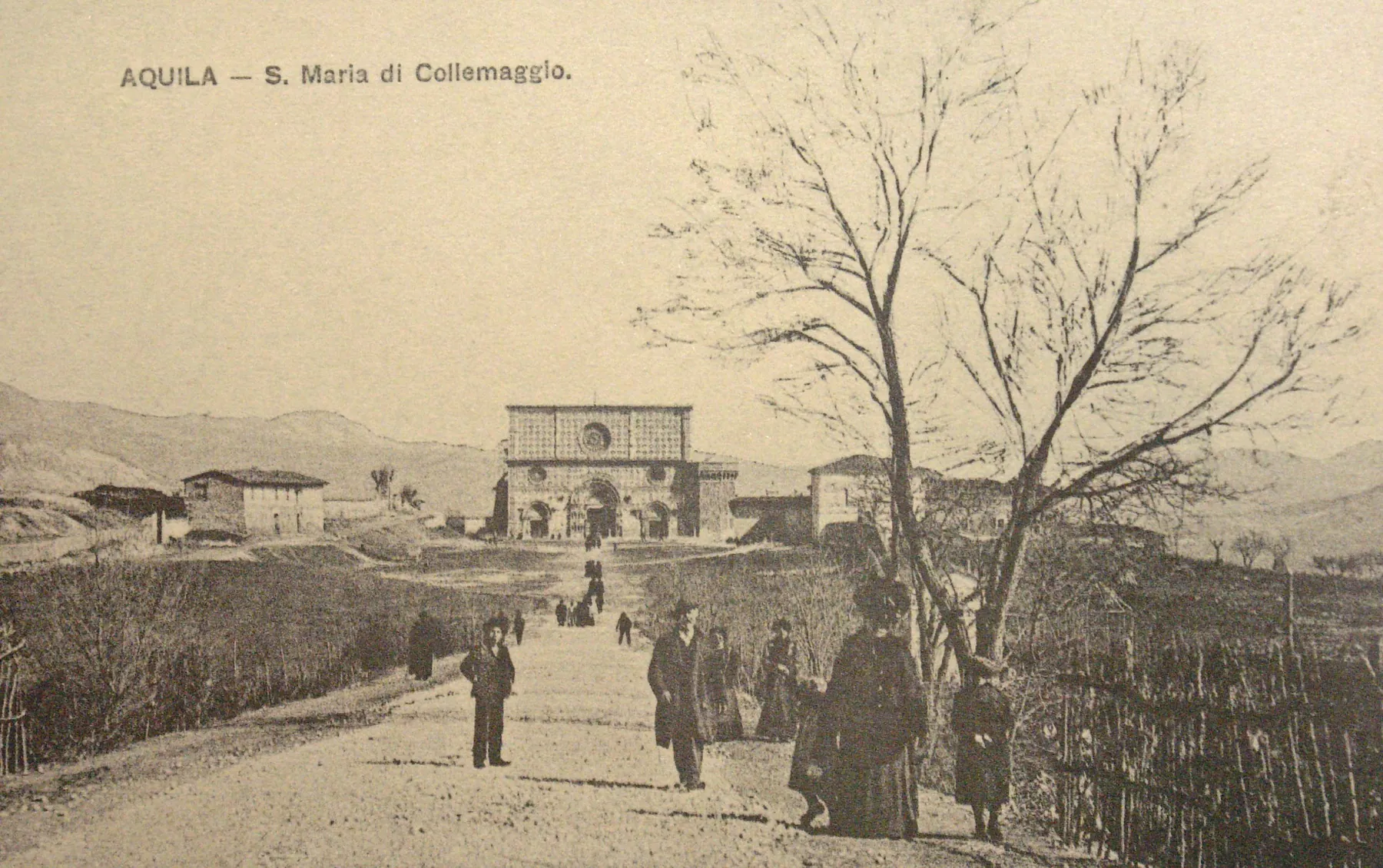 Santa Maria di Collemaggio in una cartolina d'epoca