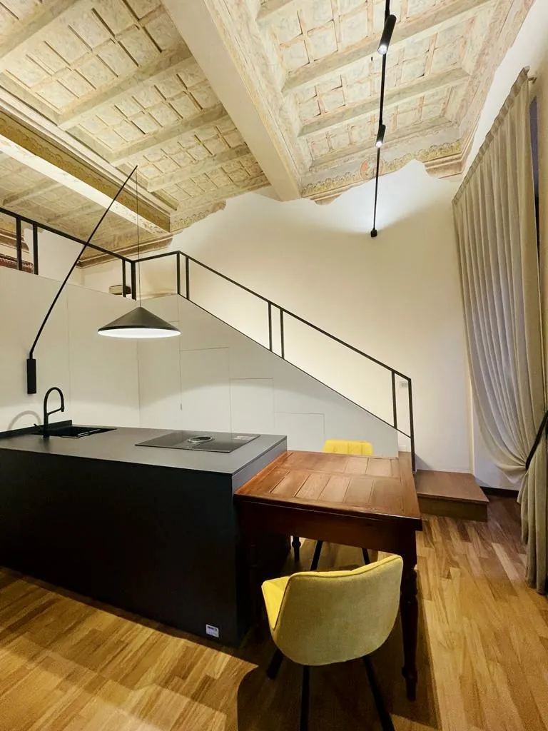 La cucina e la scala del soppalco