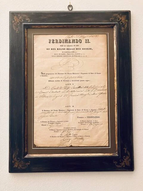 Il decreto di nomina di Ferdinando II, incorniciato alla parete