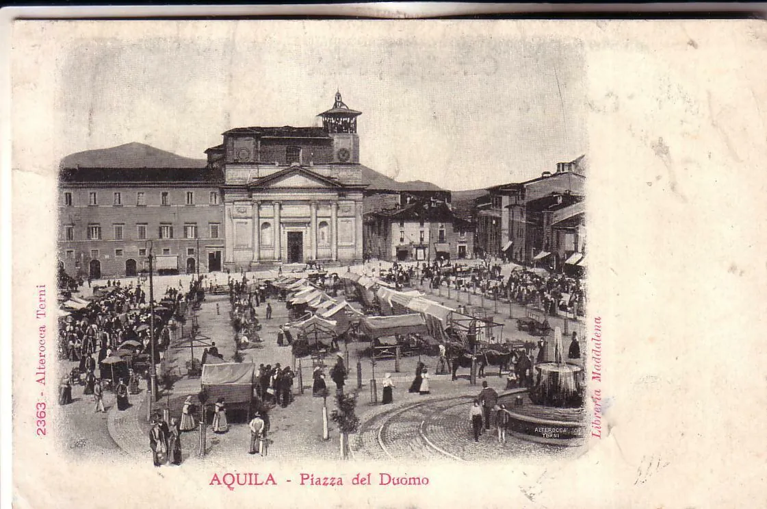 Piazza del Duomo dell'Aquila in una cartolina d'epoca