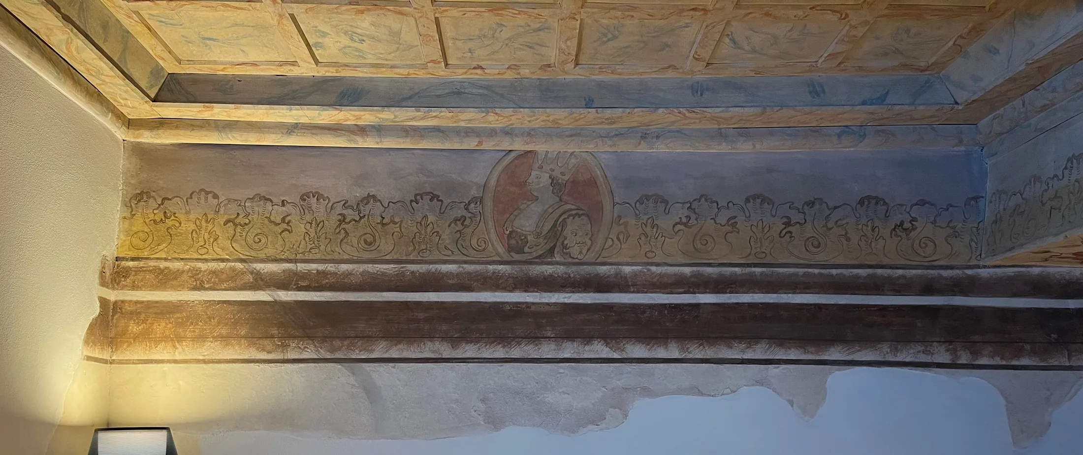 Il fregio dipinto e il soffitto a cassettoni