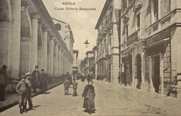 I portici del corso in una cartolina d'epoca