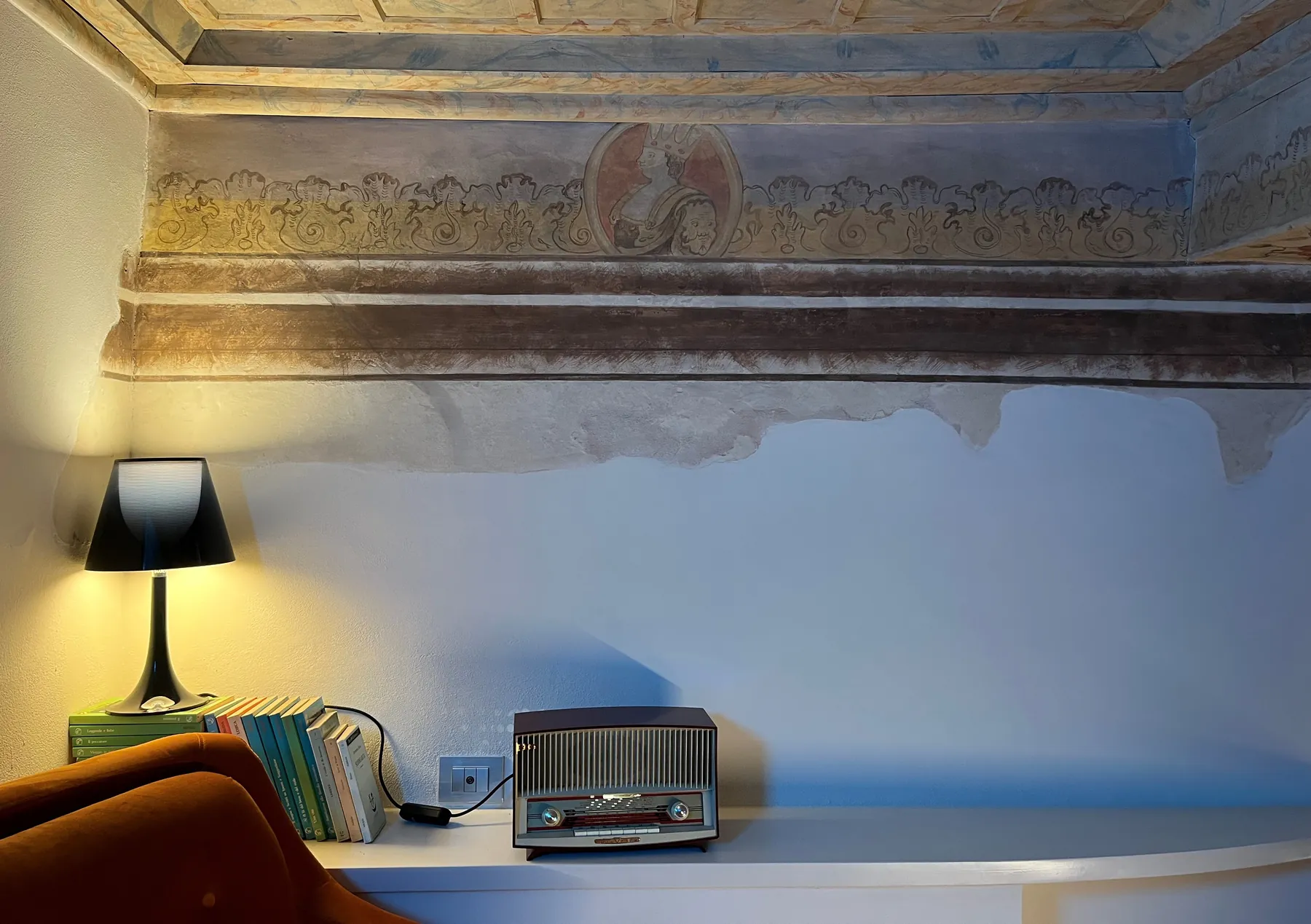 La radio Mivar Rodi del 1958 sotto il fregio dipinto