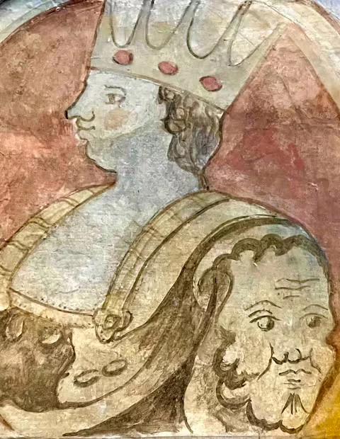 Il busto coronato dipinto dentro uno dei medaglioni del soffitto